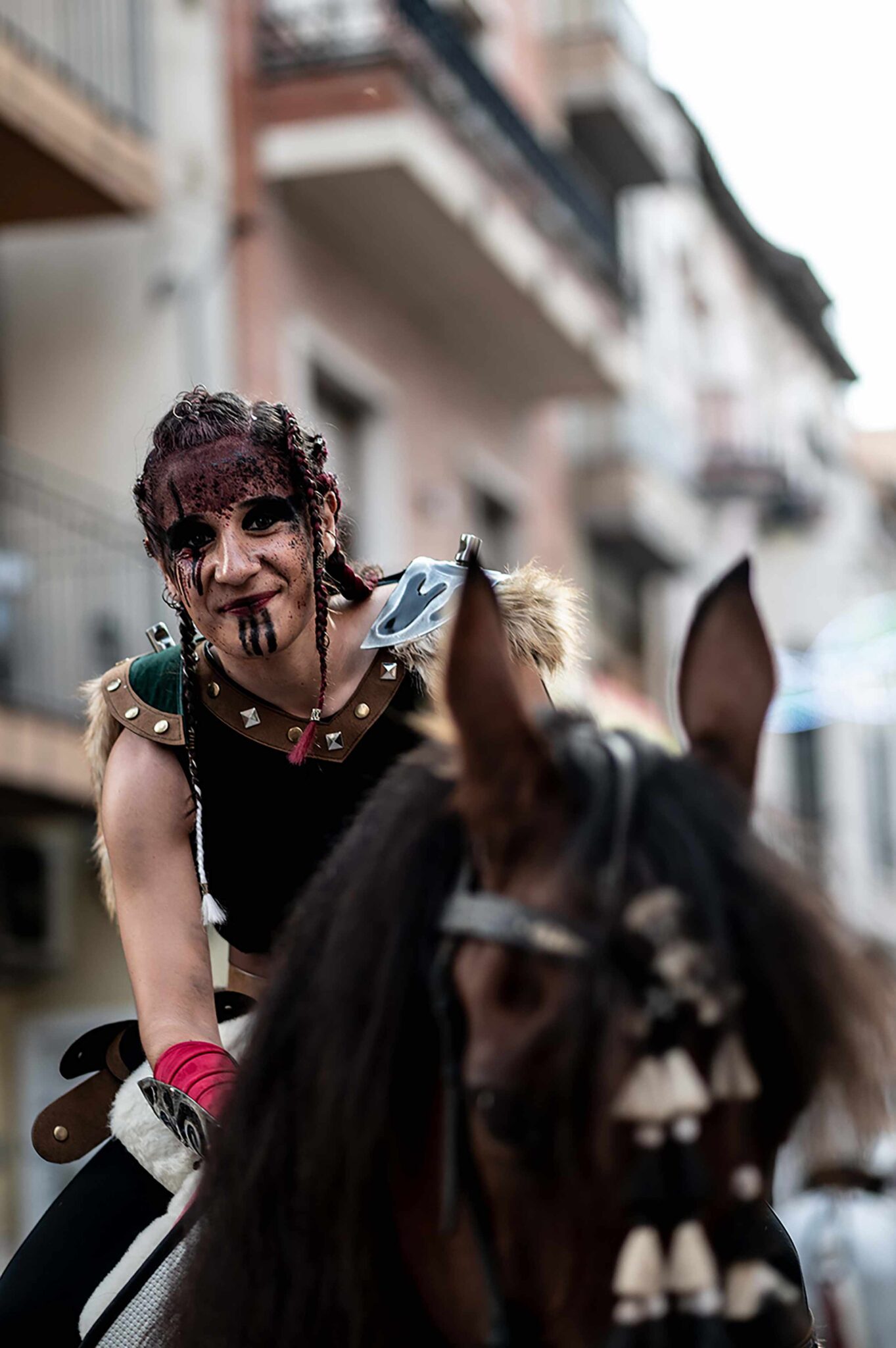 moros i cristians en albaida maquillage preparació entrada 9 octubre muntanyesos filaes