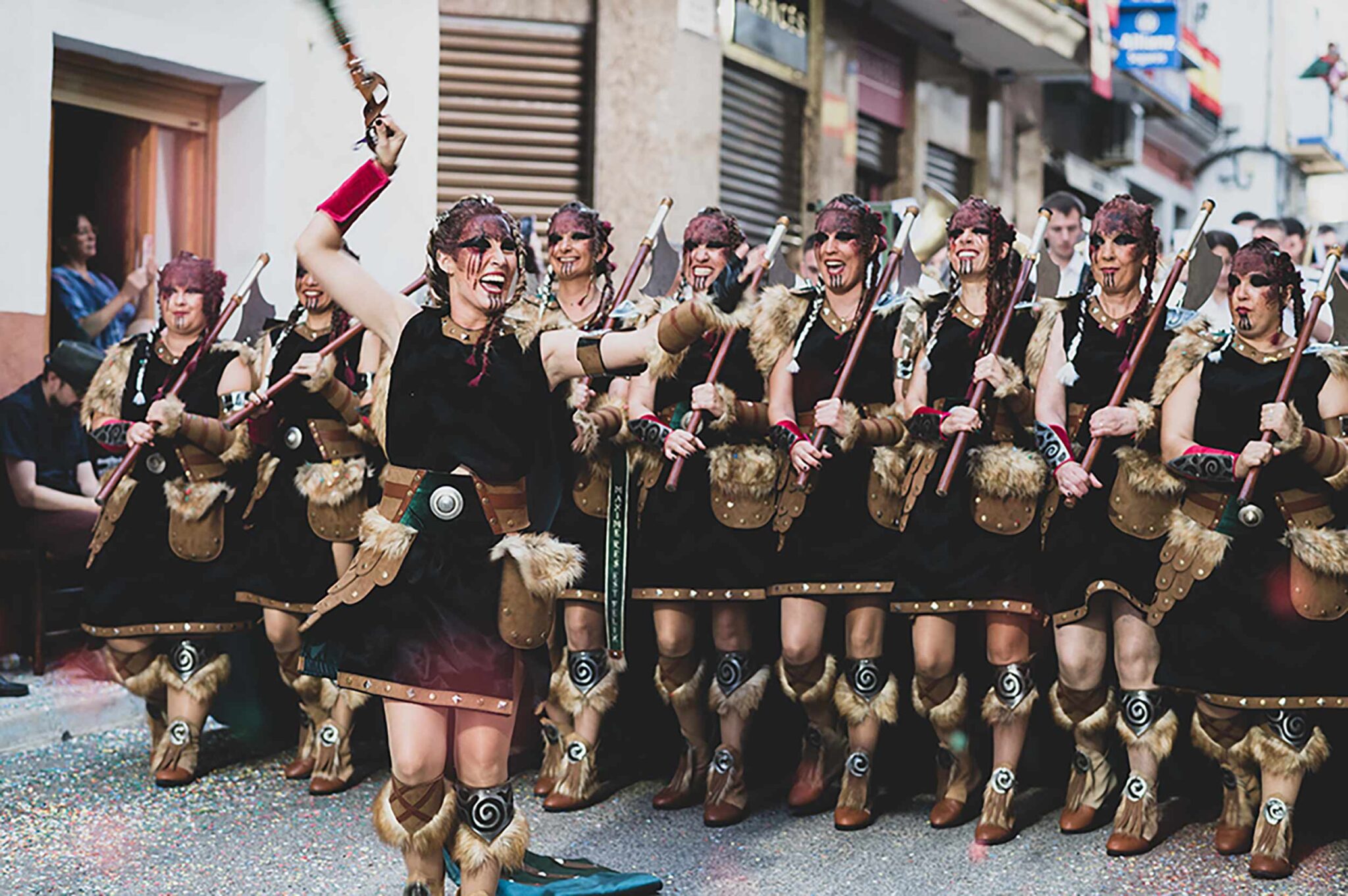 moros i cristians en albaida maquillage preparació entrada 9 octubre muntanyesos filaes