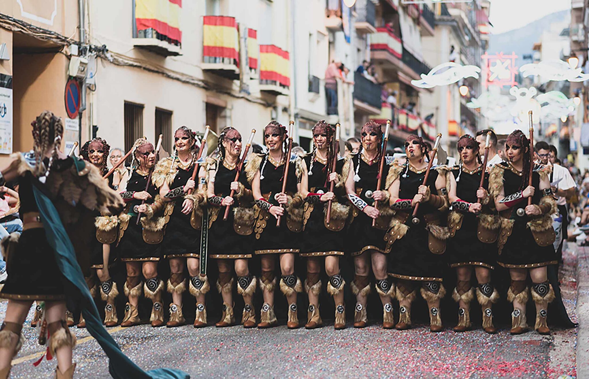 moros i cristians en albaida maquillage preparació entrada 9 octubre muntanyesos filaes