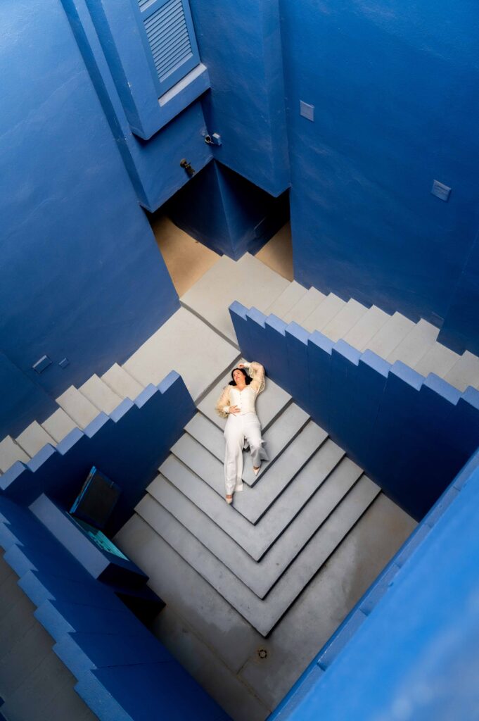 Pareja en sesión de preboda en la Muralla Roja de Calpe – Fotografía de Ernesto Giner