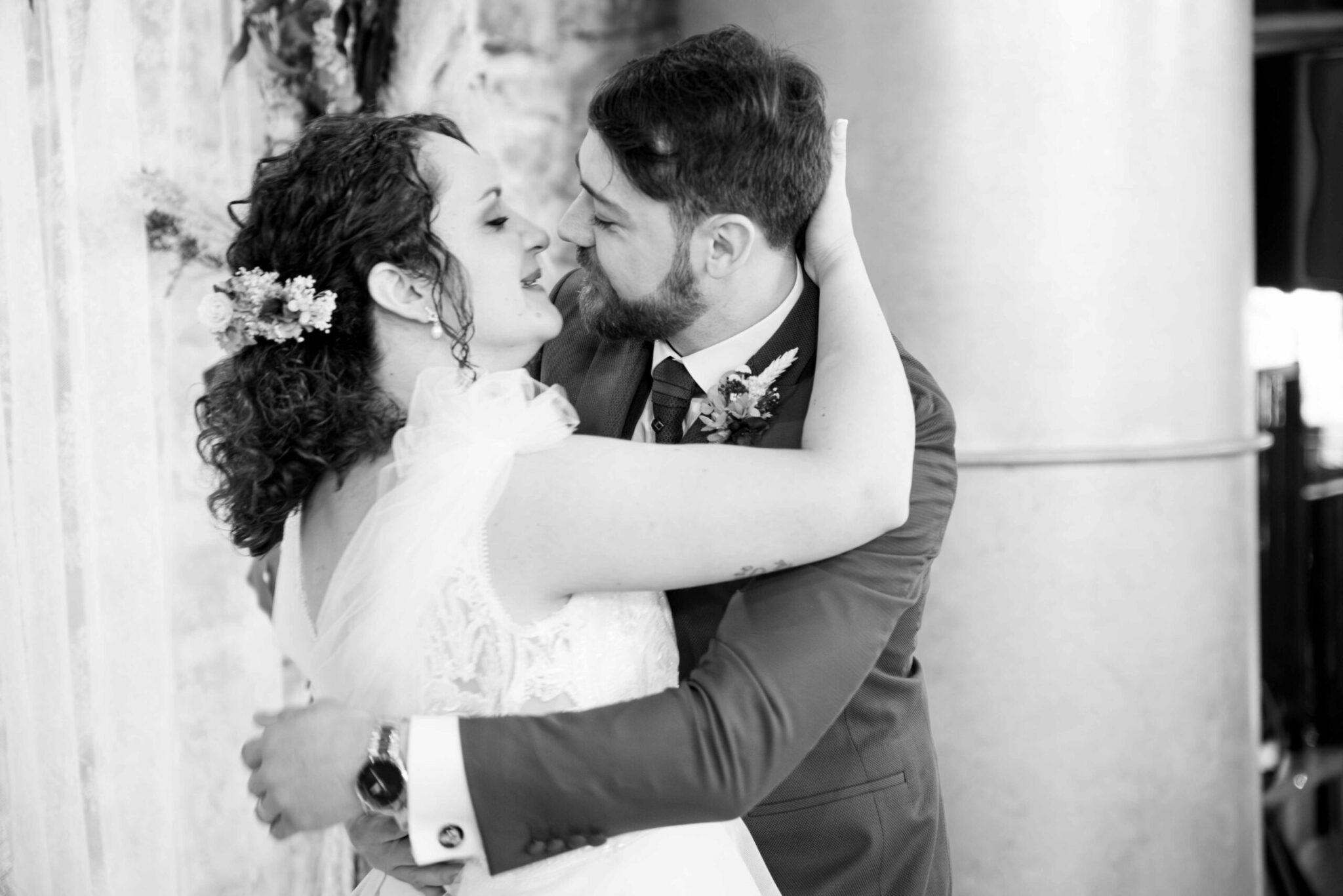 la pareja en el momento del beso