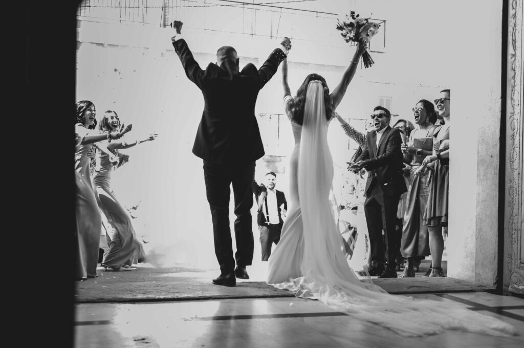 momentos del arroz y la salida de la boda pareja