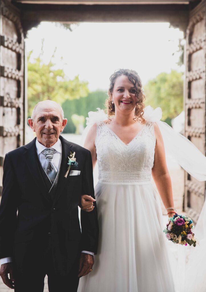 padrino de la novia entrando a la ceremonia albaida