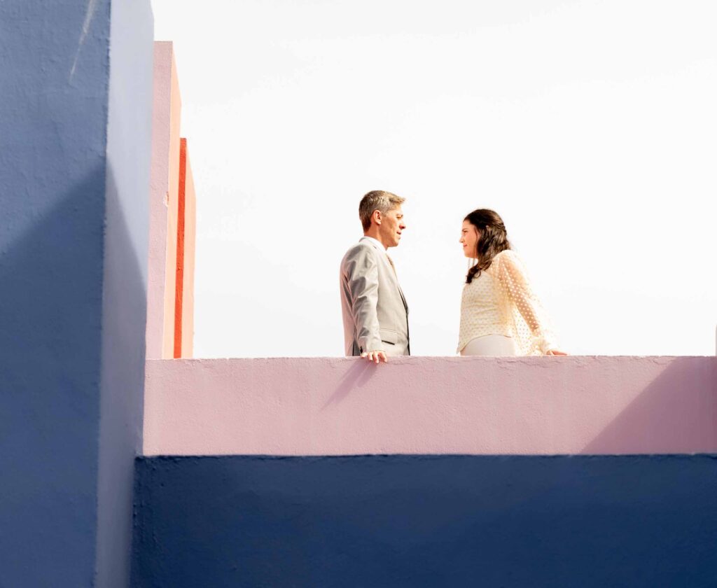 Pareja en sesión de preboda en la Muralla Roja de Calpe – Fotografía de Ernesto Giner