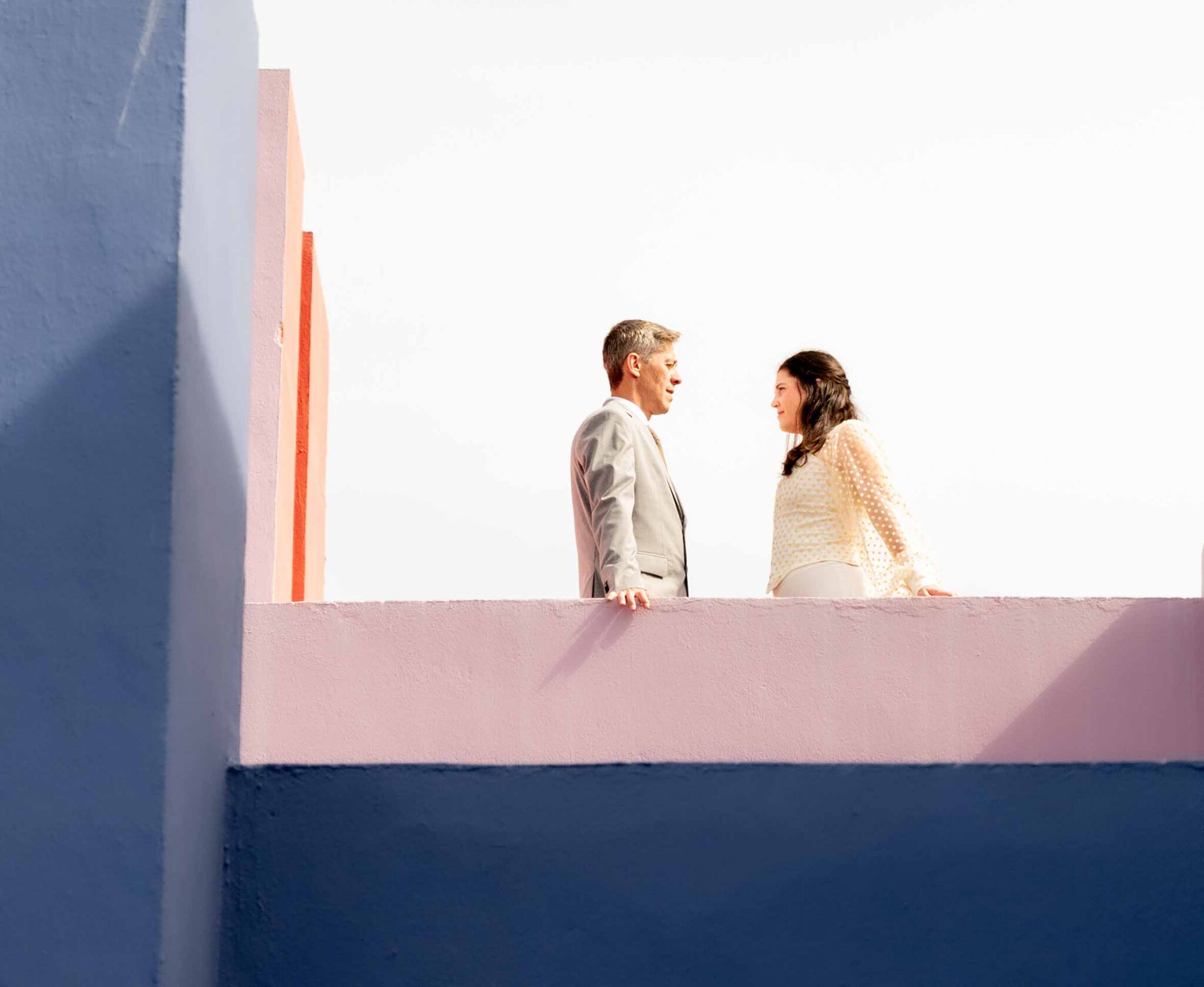 Pareja en sesión de preboda en la Muralla Roja de Calpe – Fotografía de Ernesto Giner