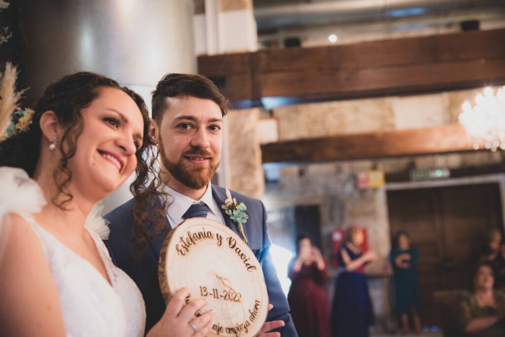 pareja recien casada celebrando su nuevo camino